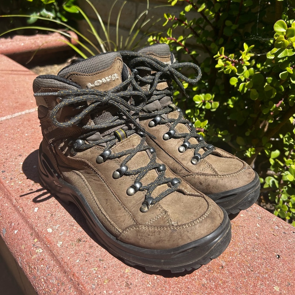 Size 8 women's Lowa hiking boots